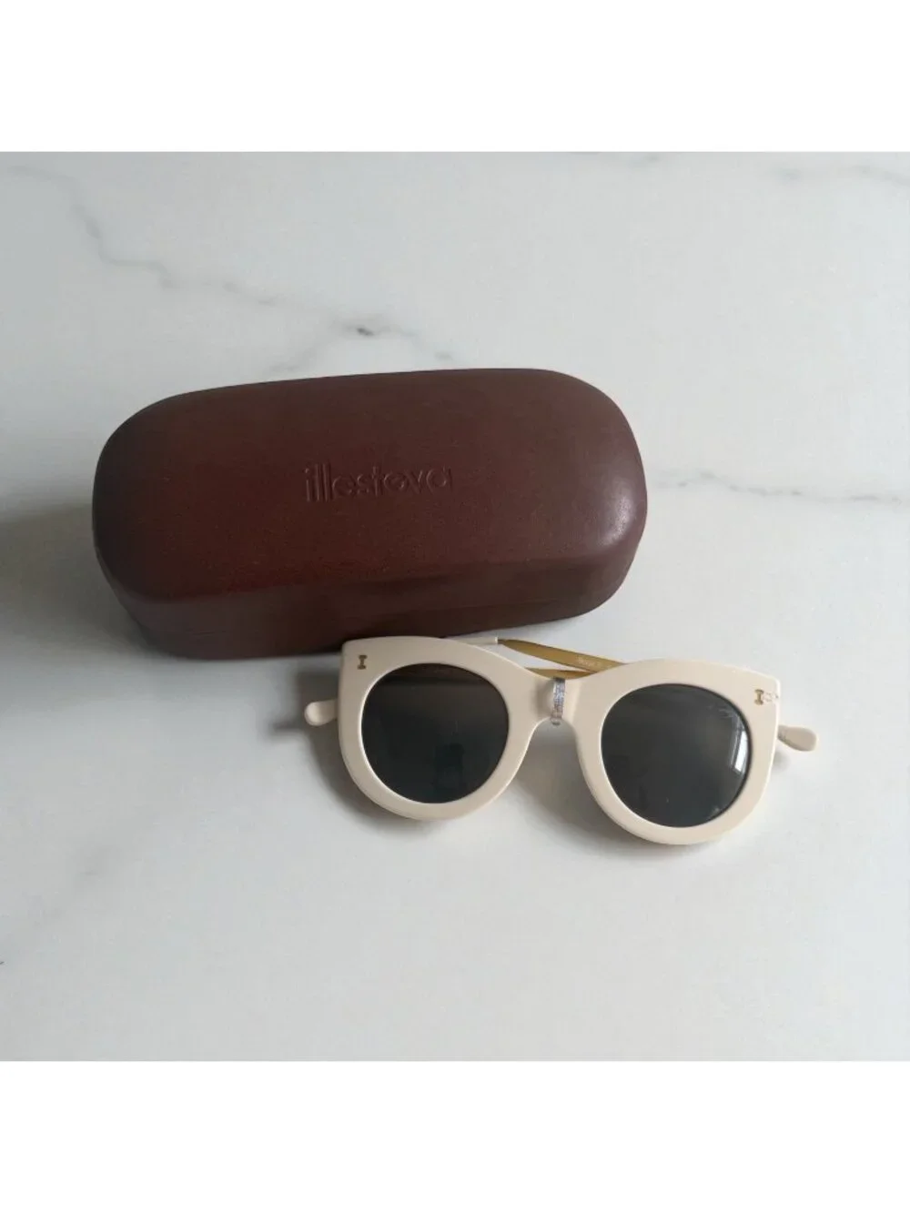ILLESTEVA Cream Wayfarer Sunglasses Sunnies w/ Case